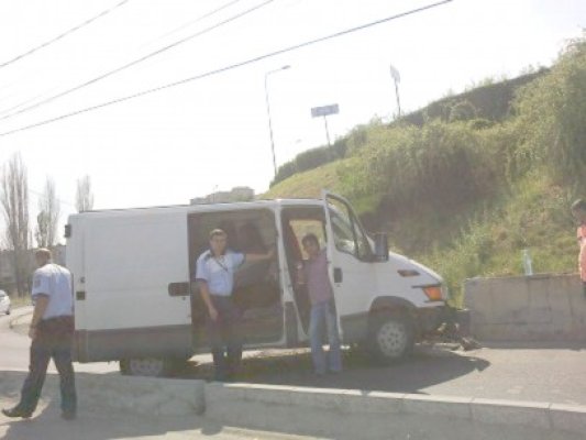 A intrat cu duba în pod